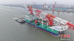全球大型打桩船“铁建大桥桩1”轮从江苏拖带出江试航