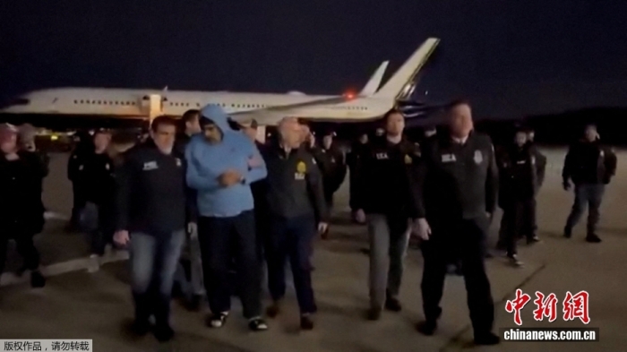 当地时间1月3日，在美国纽约州的斯图尔特空军国民警卫队基地，委内瑞拉总统马杜罗被押下飞机。(视频截图)